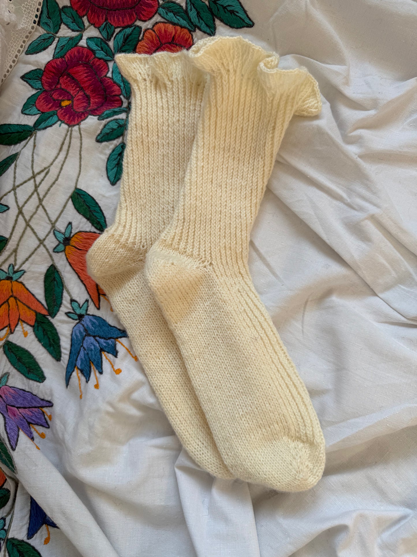 Milk White Wool Socks with Ruffle